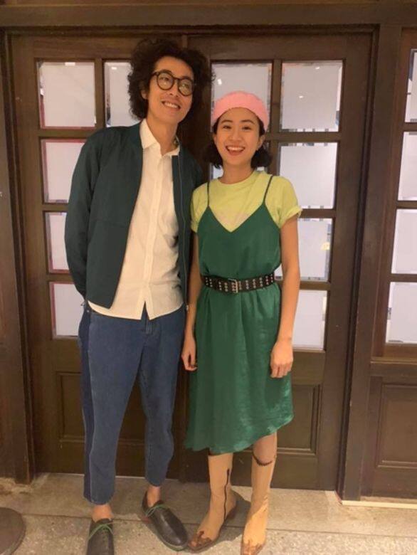 在穿搭方面,9m88從不設限,草綠色吊帶連身裙內搭同色系的青色tee,配 在穿搭方面,9m88從不設限,草綠色吊帶連身裙內搭同色系的青色tee,配