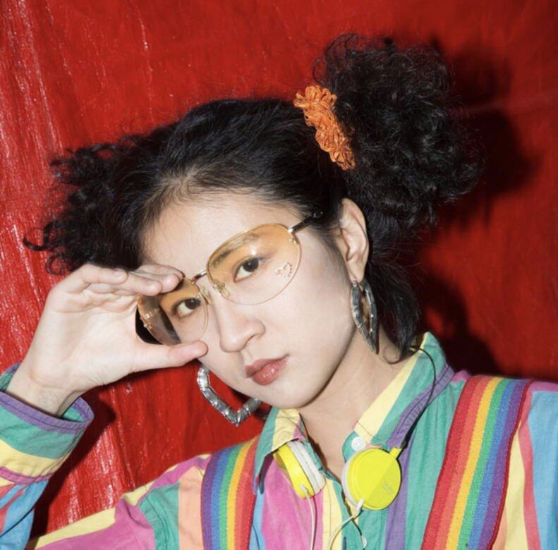佻皮時尚還體現於9m88的多彩怪奇穿搭與千變萬化的爆炸頭,將捲髮 佻皮時尚還體現於9m88的多彩怪奇穿搭與千變萬化的爆炸頭,將捲髮