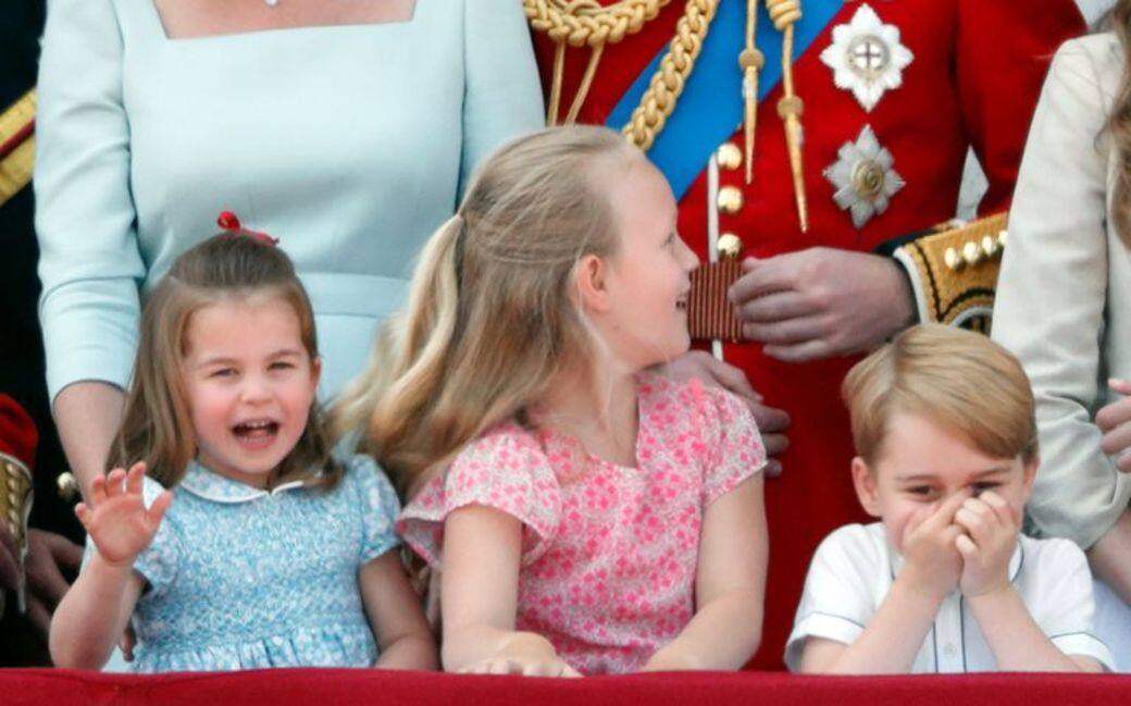 學英女王揮手：2018年6月幾週後，夏洛特小公主的揮手機會連續不斷，今年