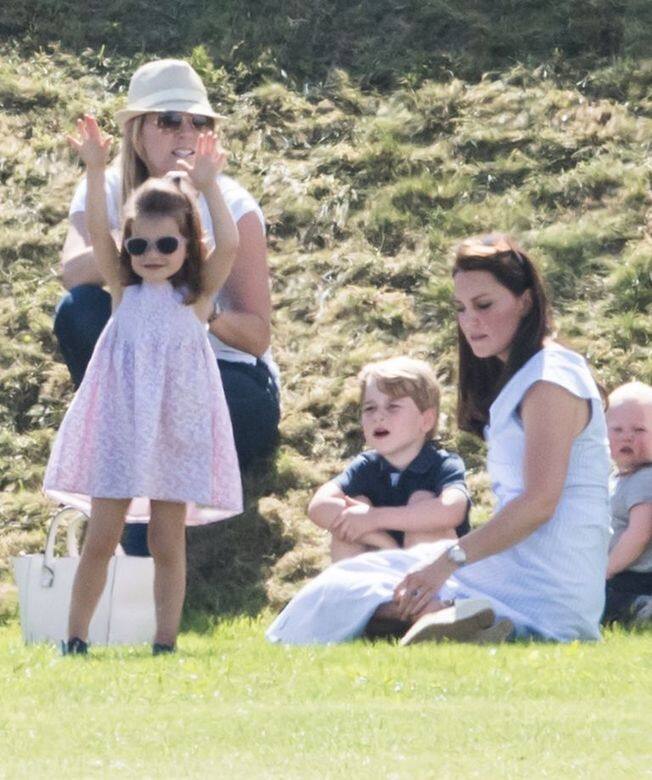 雙手舉起揮手：2018年6月幾天後，夏洛特小公主於6月10日出席皇家慈善