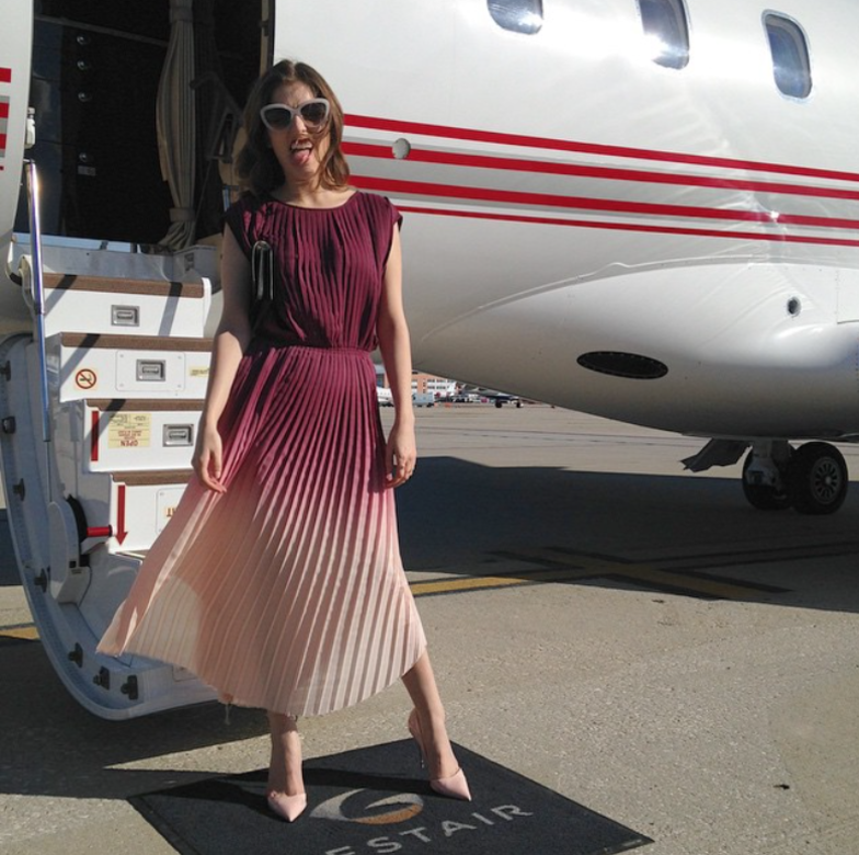 Anna特愛粉紅色，這次上飛機就穿上桃紅色百褶裙，盡現女人味。