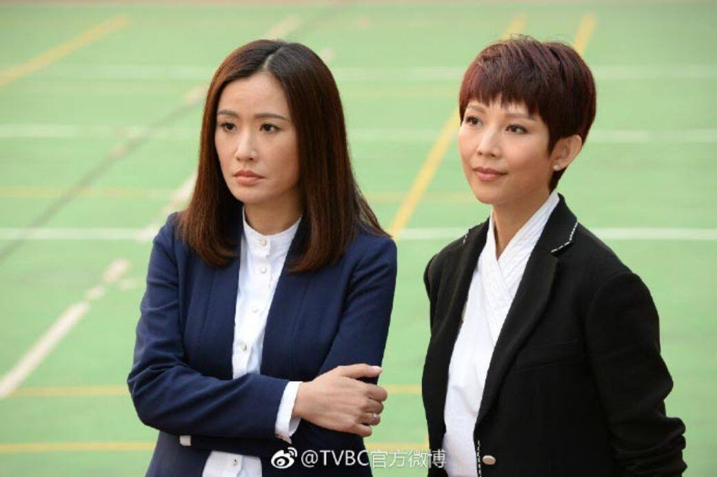 蔡少芬以行政裝束示人:黑色西裝褸內搭白色恤衫是經典的行政裝,她穿 蔡少芬以行政裝束示人:黑色西裝褸內搭白色恤衫是經典的行政裝,她穿