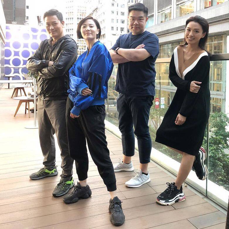陳煒穿起 V 領針織長裙 陳煒穿起 V 領針織長裙