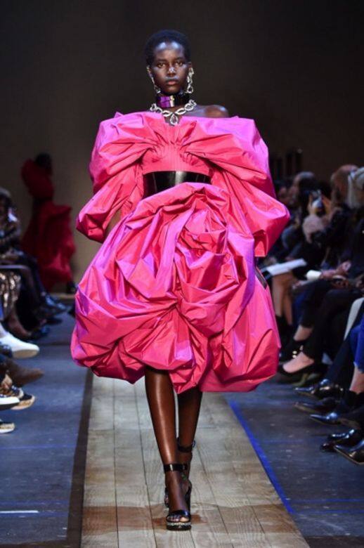 Adut Akech是近季時裝騷的常客,足跡遍佈大小品牌,起用她的大牌有Alexander McQueen、Valentino、Dior Adut Akech是近季時裝騷的常客,足跡遍佈大小品牌,起用她的大牌有Alexander McQueen、Valentino、Dior