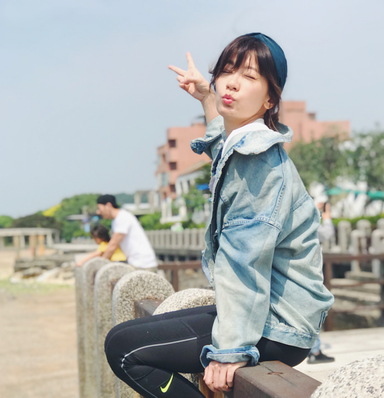 賈靜雯私下偏愛運動風打扮,讓人感覺她總是充滿活力。鬆身牛仔外套,配 賈靜雯私下偏愛運動風打扮,讓人感覺她總是充滿活力。鬆身牛仔外套,配