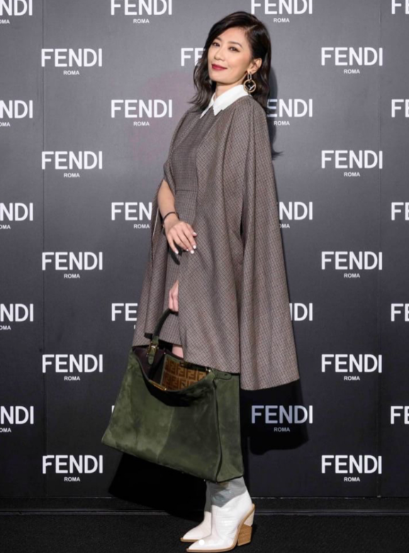 賈靜雯早前出席FENDI 台北101旗艦店開幕活動，她穿上FENDI 斗篷洋裝，配上Peekaboo X