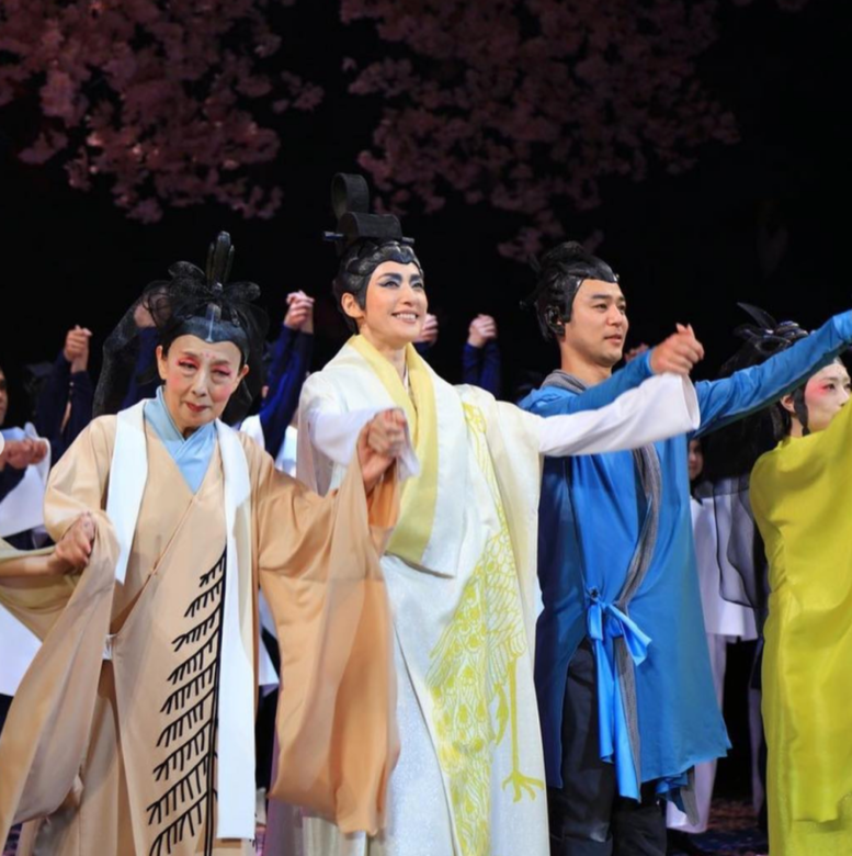 天海祐希畢業後便立刻加入了劇團,夢想要當演員、加上擁有173的身高,憑 天海祐希畢業後便立刻加入了劇團,夢想要當演員、加上擁有173的身高,憑
