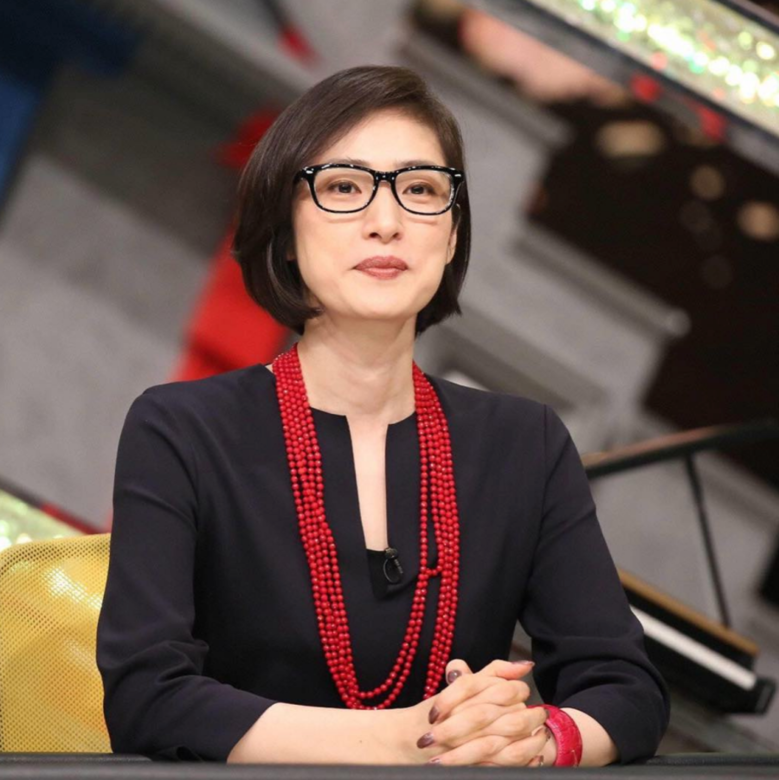 天海祐希為節目需要,也不介意作成熟打扮,架起黑框眼鏡,黑色上衣配上 天海祐希為節目需要,也不介意作成熟打扮,架起黑框眼鏡,黑色上衣配上