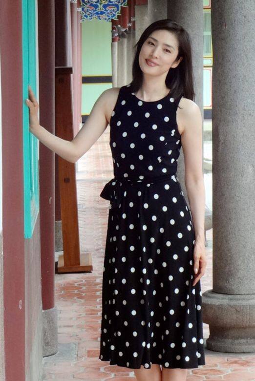 穿上合身的黑色白波點連身裙,讓天海祐希展現出女性化的一面,配上極 穿上合身的黑色白波點連身裙,讓天海祐希展現出女性化的一面,配上極
