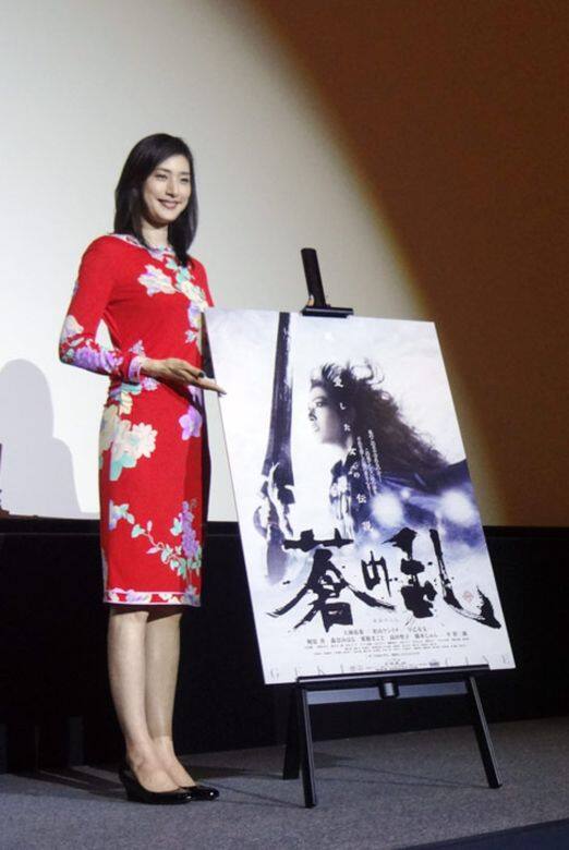 天海祐希熱愛演舞台劇,宣傳自己主演的《蒼之亂》舞台劇時,她穿上鮮紅色 天海祐希熱愛演舞台劇,宣傳自己主演的《蒼之亂》舞台劇時,她穿上鮮紅色