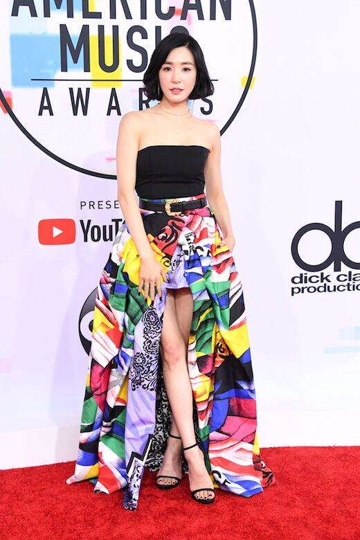 於美國發展的Tiffany Young,穿上total look的Versace秋冬系列時裝出席。 於美國發展的Tiffany Young,穿上total look的Versace秋冬系列時裝出席。