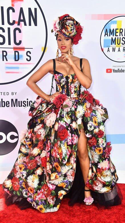Cardi B的花裙來自Dolce & Gabbana,加上立體花頭飾與花鞋,美艷好看。 Cardi B的花裙來自Dolce & Gabbana,加上立體花頭飾與花鞋,美艷好看。