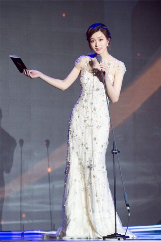 喱士應該是女生凸顯溫柔細緻美感的殺手鐧,Angelababy穿上米色喱士套裝,除了散發出上述的女性美,還多添了幾分賢妻該有的淡雅,一種超越嫩模的深度,過去幾年結婚生子的路,黃太是沒有白走的。 喱士應該是女生凸顯溫柔細緻美感的殺手鐧,Angelababy穿上米色喱士套裝,除了散發出上述的女性美,還多添了幾分賢妻該有的淡雅,一種超越嫩模的深度,過去幾年結婚生子的路,黃太是沒有白走的。