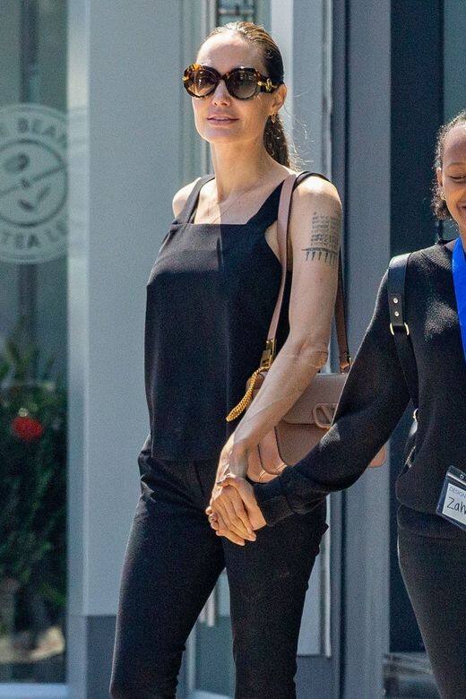 Angelina愛用的方型包還有這款2019新推出的 Valentino Garavani VSLING手袋，簡潔細緻的線條，配上