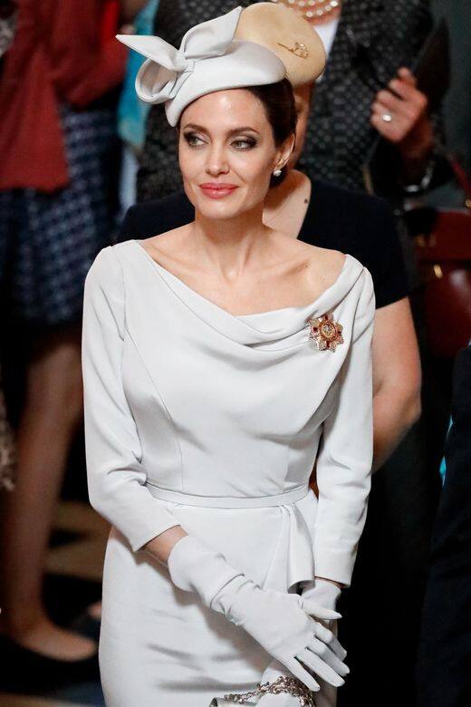 Angelina Jolie穿上Ralph & Russo的珍珠白色禮服,配上手套、手拿包和出席皇室活動必備的 Angelina Jolie穿上Ralph & Russo的珍珠白色禮服,配上手套、手拿包和出席皇室活動必備的