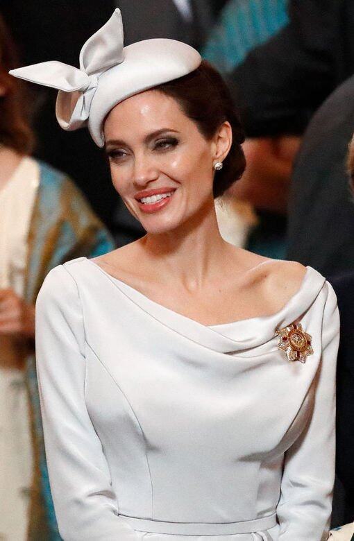金色胸針的象徵值得留意的是,Angelina Jolie在右肩位置戴上一枚金色胸針,原來 金色胸針的象徵值得留意的是,Angelina Jolie在右肩位置戴上一枚金色胸針,原來