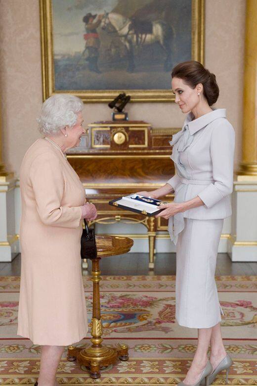 淺灰西裝打扮 與英女王會面