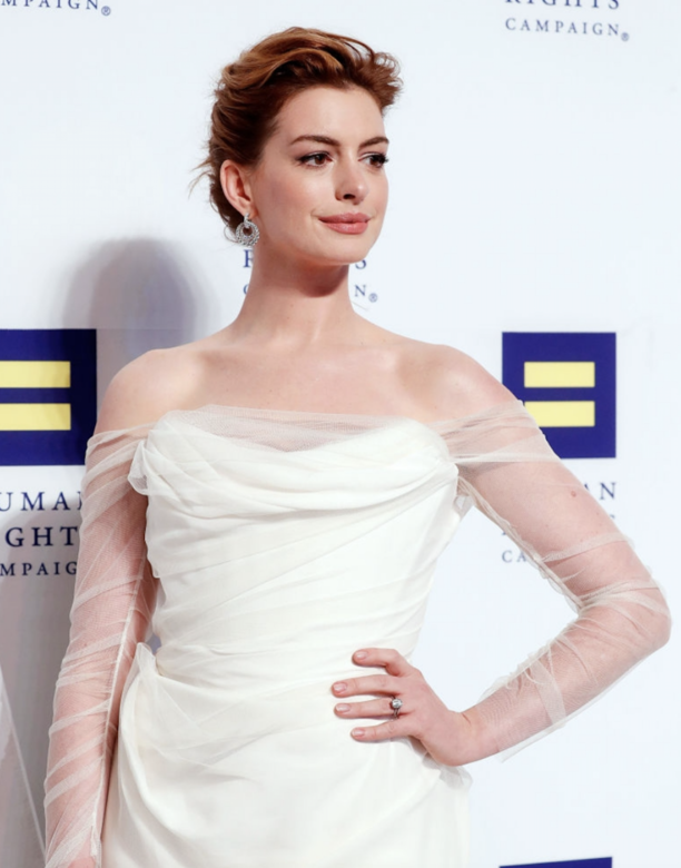 多次力挺 LGBT  Anne Hathaway 優雅白紗晚裝領平權獎