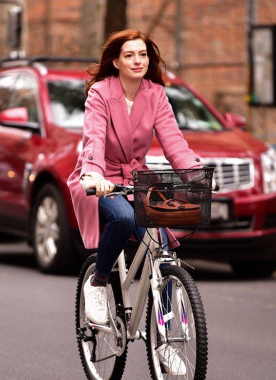 大膽的飽和色彩是Anne Hathaway復古造型的一大重點，珊瑚粉紅色繫帶長外套配
