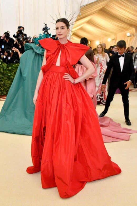 大紅色的Valentino中空禮服，華麗、貴氣又不落俗套，映襯出Anne Hathaway的白皙膚色，更是
