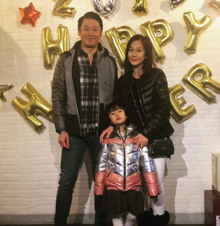 文頌嫻最近在社交平台分享了一家三口的幸福合照，她雙手搭著女兒膊