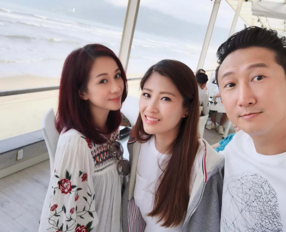 2019年文頌嫻與朋友們一起去了越南旅行,她少有地穿上民族上衣,手袖有 2019年文頌嫻與朋友們一起去了越南旅行,她少有地穿上民族上衣,手袖有