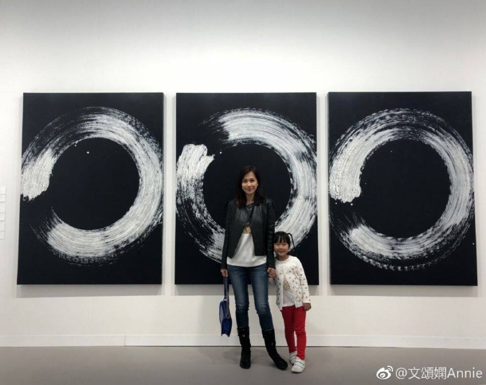 文頌嫻很有心機培育女兒,上年更帶年紀輕輕的Jamie去欣賞Art Basel展覽,當天 文頌嫻很有心機培育女兒,上年更帶年紀輕輕的Jamie去欣賞Art Basel展覽,當天