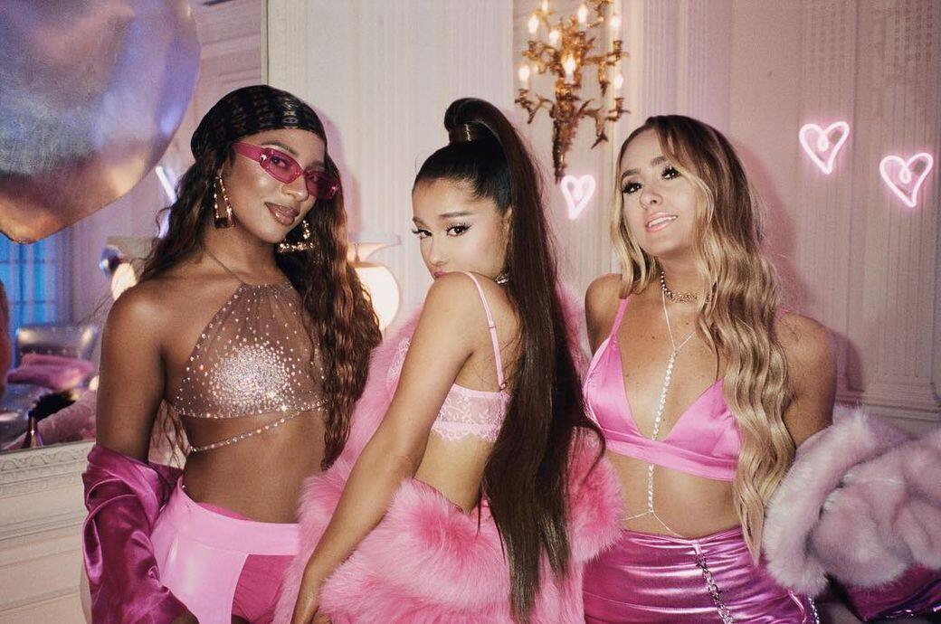 Ariana Grande 在服飾上加入了很多華麗元素 Ariana Grande 在服飾上加入了很多華麗元素