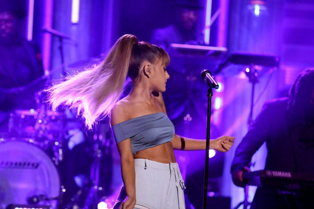 Ariana Grande的小辣椒式打扮，重點在於短身上衣與高腰褲或高腰裙，性感露腰又