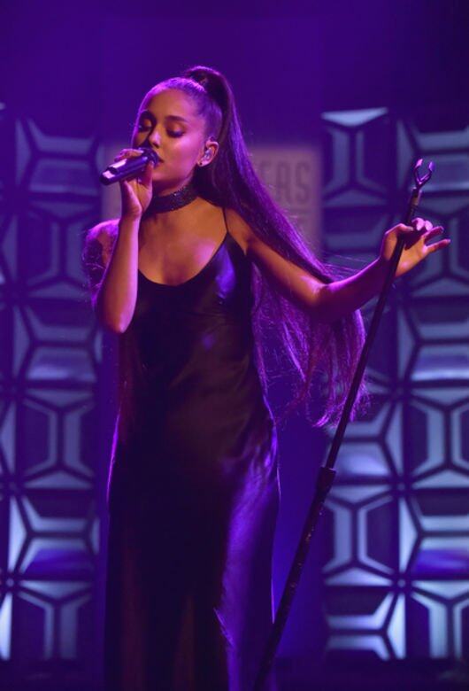 Ariana Grande穿起猶如內衣的slip dress，輕騷堅挺上圍，戴上暗閃的choker，即令性感衣著變