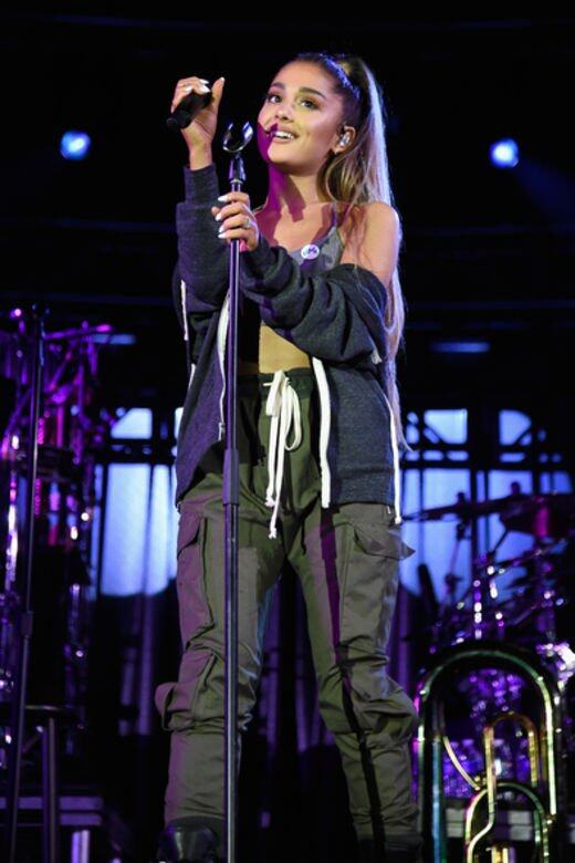Ariana Grande上台演唱未必每次都重裝，將外套跌膊，露出內裡的背心短身上衣，是