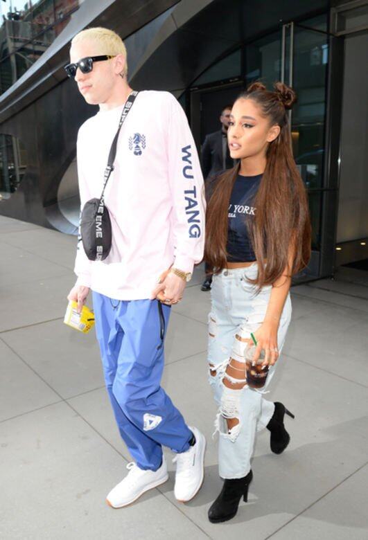 揀tee要揀貼身款,輕露蛇腰,配上爛牛及厚底短靴,完全展示Ariana Grande的健康性 揀tee要揀貼身款,輕露蛇腰,配上爛牛及厚底短靴,完全展示Ariana Grande的健康性