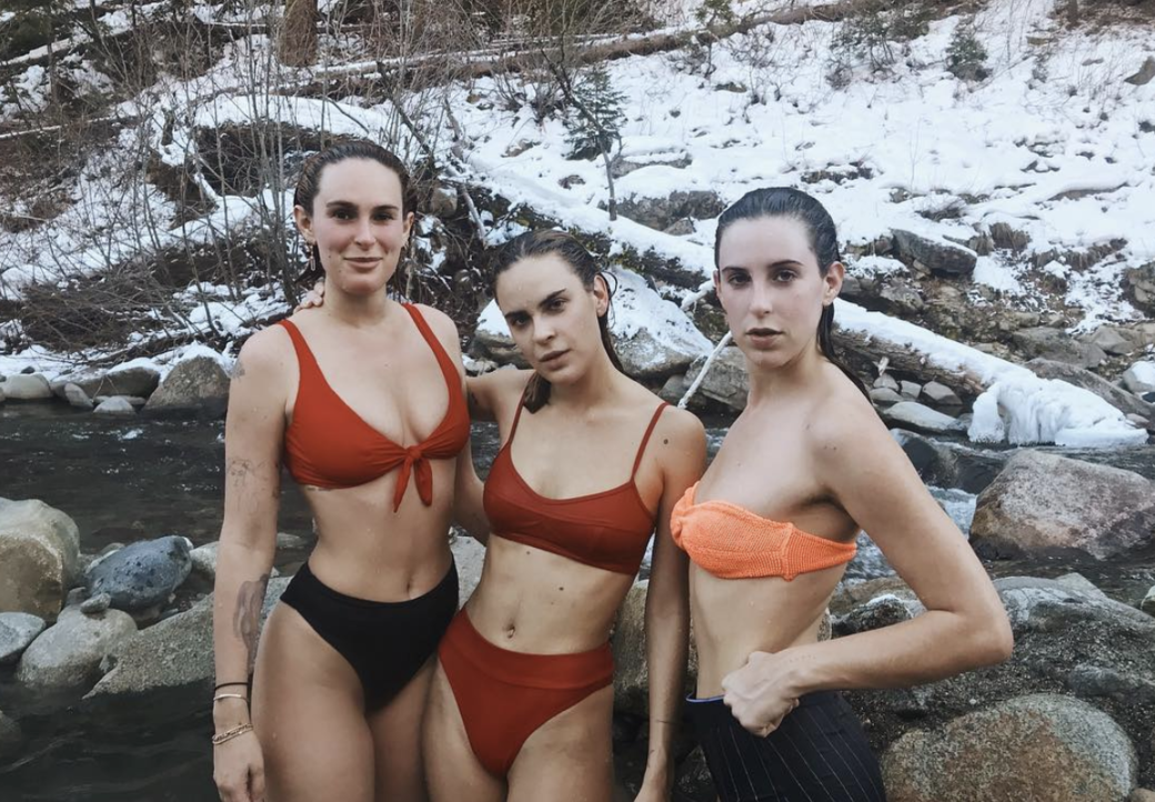 3個女兒在冰天雪地裏穿着泳衣也縱容得很,果然是動作巨星的女兒! 3個女兒在冰天雪地裏穿着泳衣也縱容得很,果然是動作巨星的女兒!