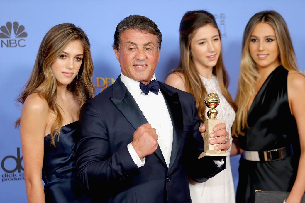 史泰龍經歷過三場婚姻,1997年與模特兒Jennifer Flavin結婚後一直至今,先後誕下了三位千金Sophia、Sistine及Scarlet, 史泰龍經歷過三場婚姻,1997年與模特兒Jennifer Flavin結婚後一直至今,先後誕下了三位千金Sophia、Sistine及Scarlet,