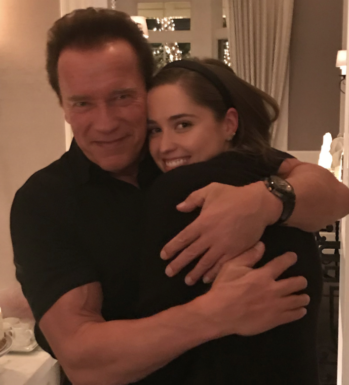 Christina Schwarzenegger不時在Instagram貼出從小到大與父親的親密合照,父親節、生日等重要日子必會一同慶祝,足証家族間的關係相當不錯。 Christina Schwarzenegger不時在Instagram貼出從小到大與父親的親密合照,父親節、生日等重要日子必會一同慶祝,足証家族間的關係相當不錯。