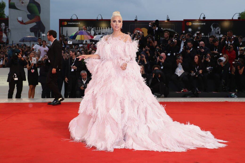 《A Star Is Born》日前在第75屆威尼斯電影節首映,Lady Gaga穿以紅鸛為靈感的Valentino 2018 《A Star Is Born》日前在第75屆威尼斯電影節首映,Lady Gaga穿以紅鸛為靈感的Valentino 2018