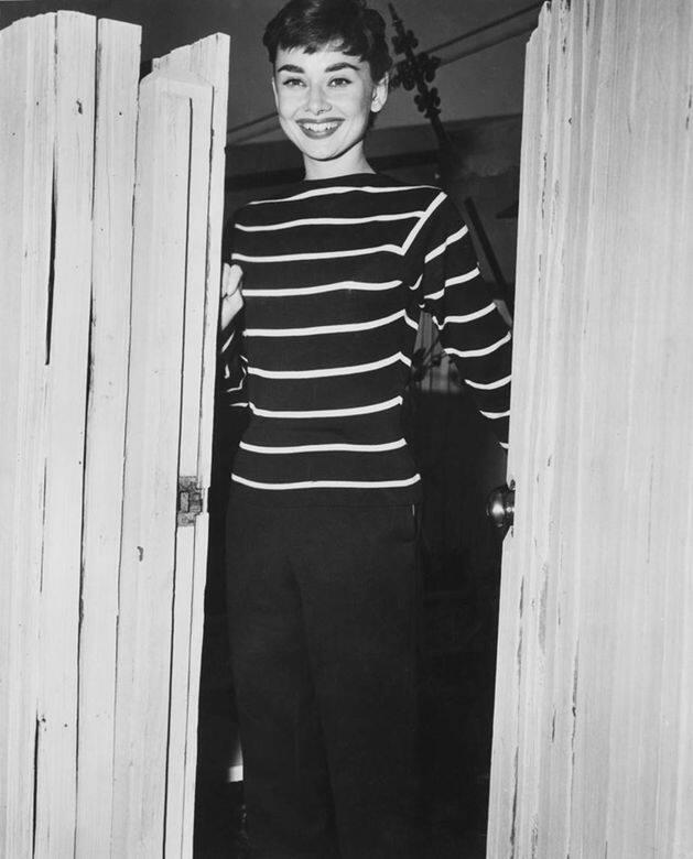 法式經典穿搭示範：水手款間條上衣配吊腳褲。Audrey Hepburn也常穿法國老誌號品