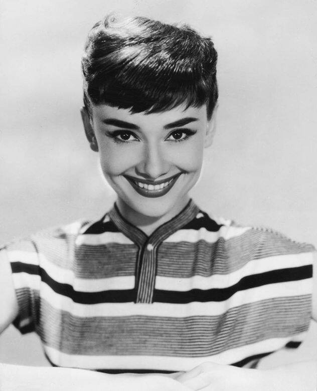 穿上中性間條T裇的Audrey Hepburn。圖片攝於1953年。