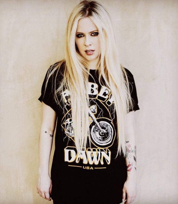 Avril Lavigne 搖滾壞女孩穿搭 搶眼的圖案 Avril Lavigne 搖滾壞女孩穿搭 搶眼的圖案