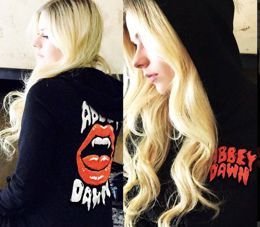 Avril Lavigne 搖滾壞女孩穿搭 搶眼圖案 Avril Lavigne 搖滾壞女孩穿搭 搶眼圖案