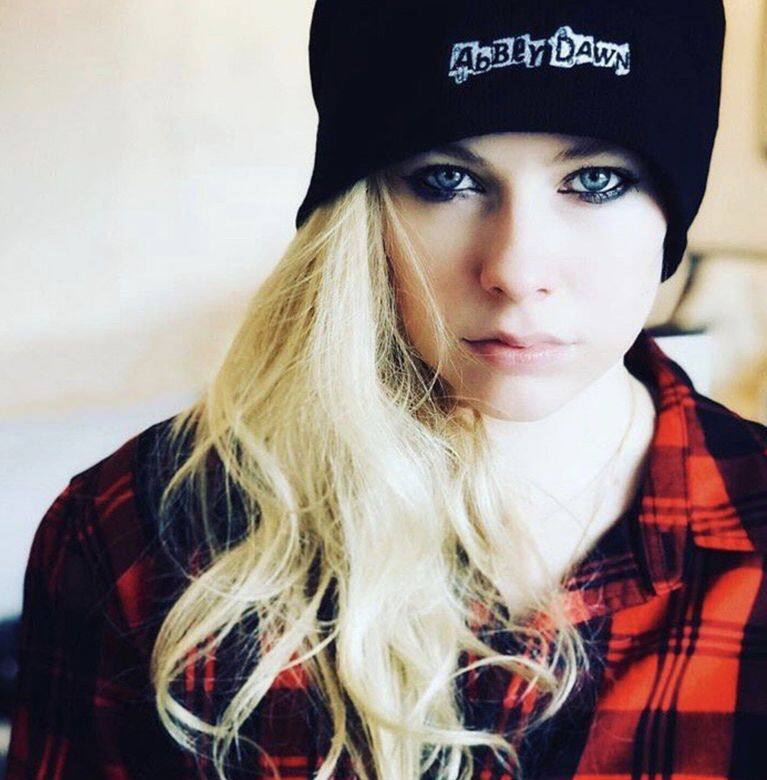 Avril Lavigne 寫信感謝粉絲的不離不棄!搖滾天后的強勢回歸 Avril Lavigne 寫信感謝粉絲的不離不棄!搖滾天后的強勢回歸