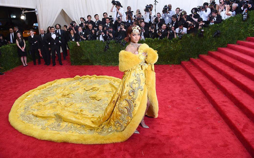 Rihanna我行我素的作風早就不是秘密。一年一度的MET Gala更是Rihanna一展身手的絕 Rihanna我行我素的作風早就不是秘密。一年一度的MET Gala更是Rihanna一展身手的絕