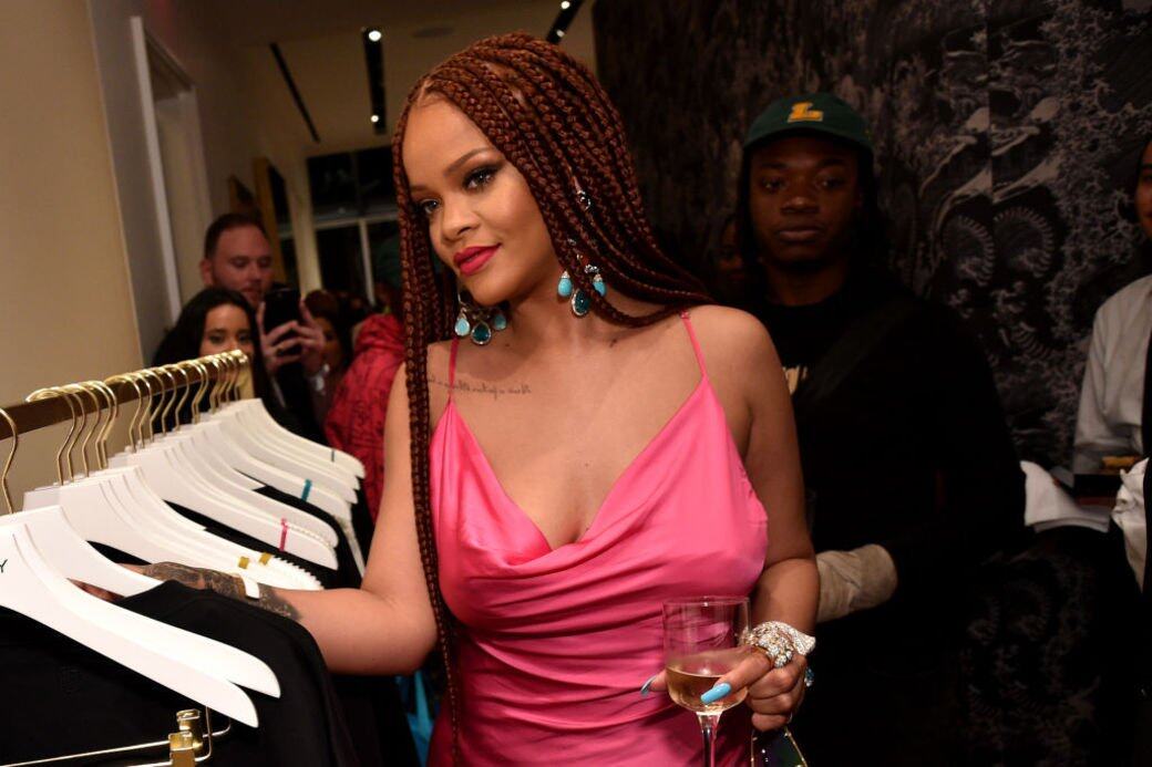 Rihanna曾是Puma女裝系列的創意總監,自2018年完成最後一季的Fenty Puma後,即轉投另 Rihanna曾是Puma女裝系列的創意總監,自2018年完成最後一季的Fenty Puma後,即轉投另