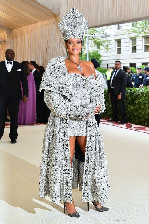Rihanna在2018年的Met Gala以超級觸目的「教宗」頭冠登場，她穿上由John Galliano度身訂造，兼