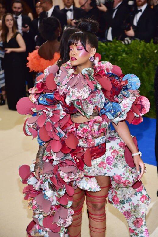 設計師特別定制的衣服穿在Rihanna身上，果然不同凡響。她在2017年的Met Gala選擇