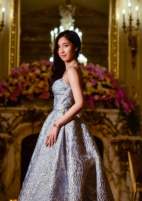 今年巴黎名媛舞會的香港代表，則是富商李智康和前 TVB 女演員梁婉靜的女兒 Angel Lee 