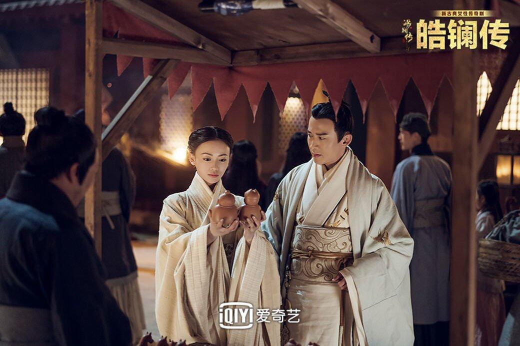 還是少女模樣的李皓鑭穿著清雅,以米白色的廣袖衫為主,中分的髮型簡 還是少女模樣的李皓鑭穿著清雅,以米白色的廣袖衫為主,中分的髮型簡