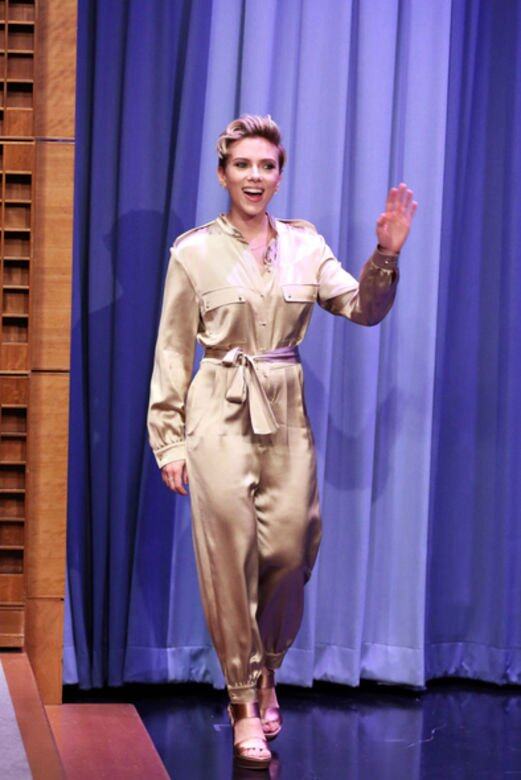 連身褲是Scarlett Johansson的穿搭日常，不用多花心思就能穿出型格，這身絲質料大地