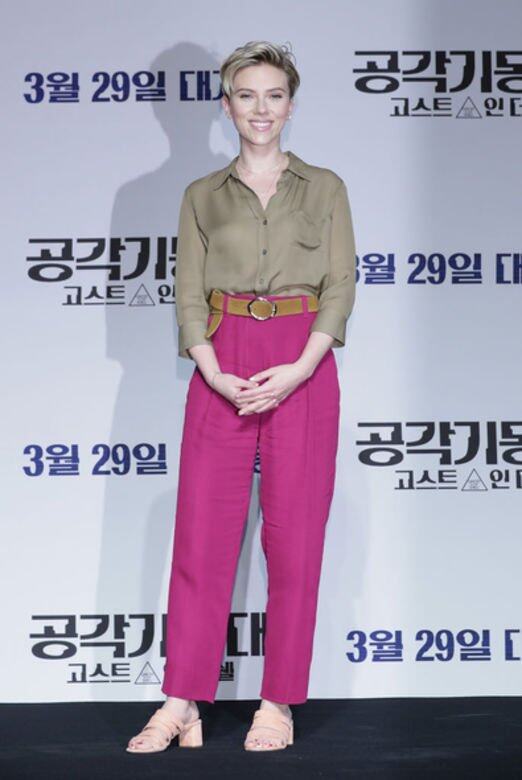 中性的恤衫、長褲打扮零舍適合Scarlett Johansson，她以紫紅色高腰長褲，點亮大地色系