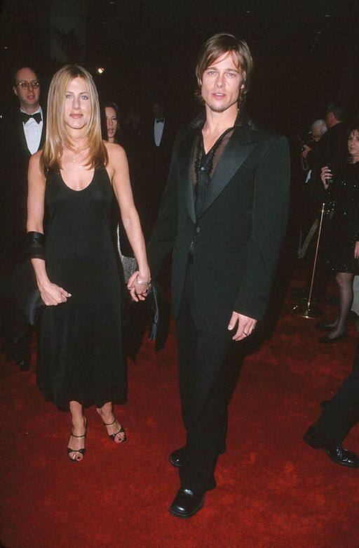 2000年Jennifer Aniston與Brad Pitt的Black Tie情侶穿搭。 2000年Jennifer Aniston與Brad Pitt的Black Tie情侶穿搭。